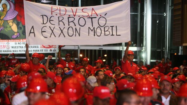 Manifestantes protestan en Venezuela contra Exxon