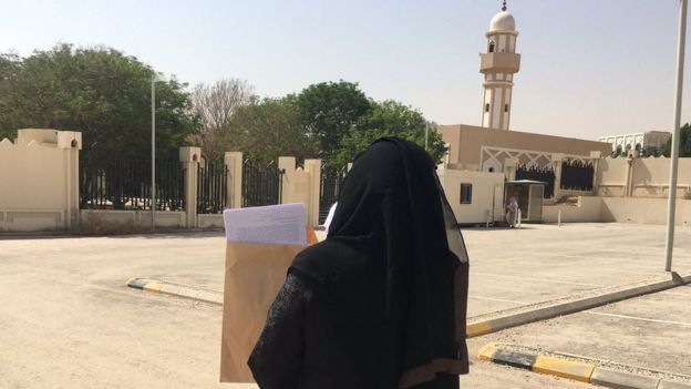 Aziza Al-Yousef dilekçeyi mahkemeye götürürken