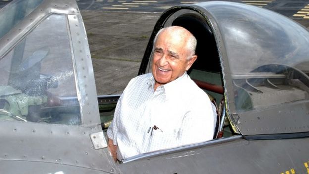 Moreira Lima volta ao caça que utilizava durante a Segunda Guerra