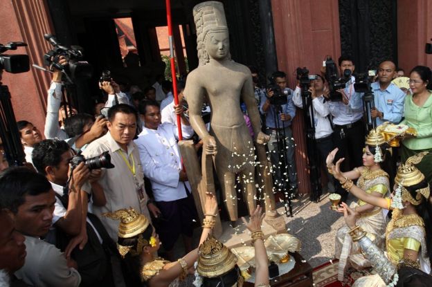 Cambodian dancers throw flowers on the Harihara Statue during a ceremony at the National Museum in Phnom Penh, Cambodia, 21 January 2016