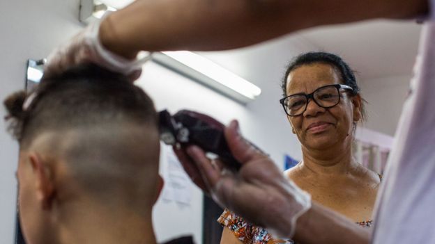 Carmelina diz que pensa em fechar escola de cabeleireiro que abriu há quatro anos
