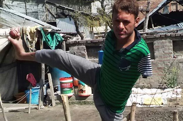 Amir holds a cricket ball between his toes
