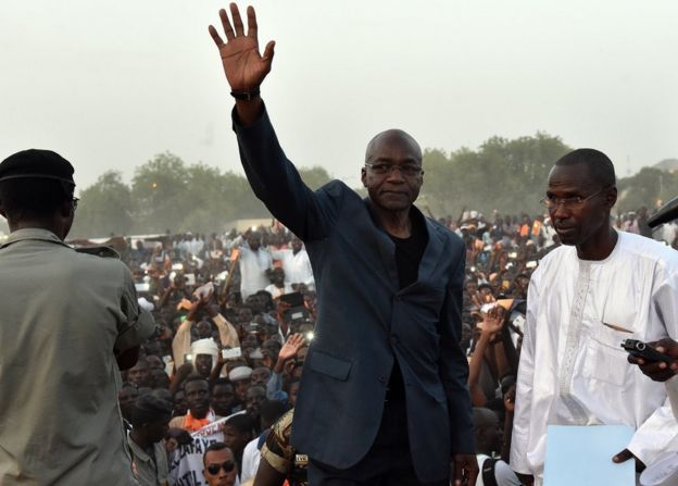 Saleh Kebzabo greets a rally in N'Djamena, 9 April