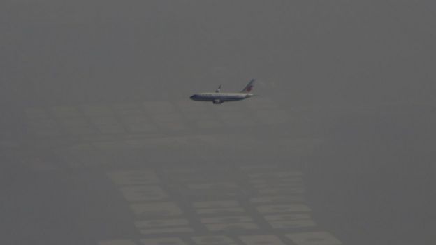 1月2日，北京上空的一架中国国航航班。中国环保部长承认北京的冬季污染基本没有什么改善。