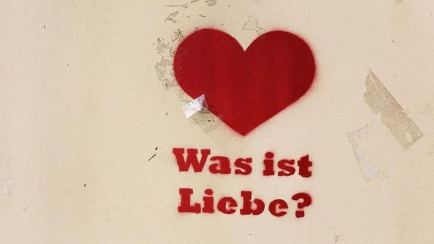 Un grafiti con un corazón en una pared