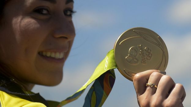 Mariana Pajón muestra la medalla ganada en Río 2016.