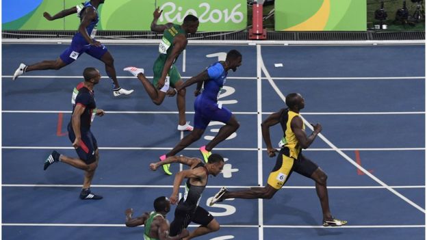 Usain Bolt cruza a linha de chegada dos 100 metros no Rio