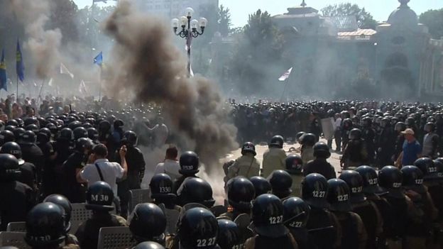 Smoke outside Ukraine parliament (31 August)