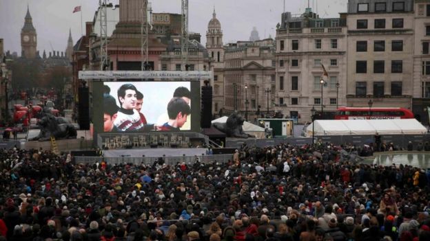 "The Salesman" fue mostrada en una pantalla gigante en la Plaza de Trafalgar en Londres el domingo. | Foto: Reuters