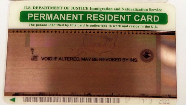 Una 'green card' o de residente permanente en EE.UU.