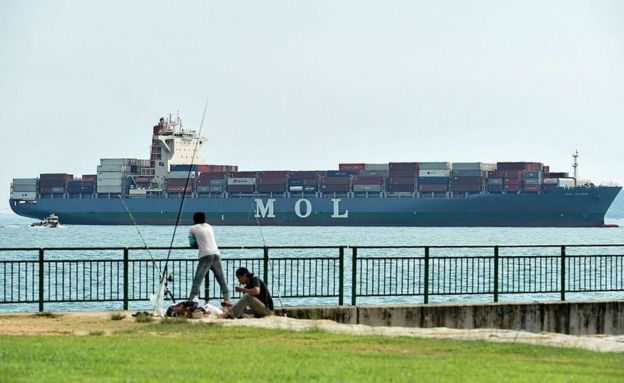 Un barco con contenedores en Singapur.