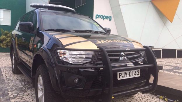 Carro da PF na Propeg, em Salvador, na terça-feira