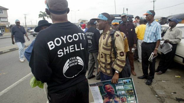 Homem usa camiseta com os dizeres: 'boicote à Shell' durante protesto em 2005