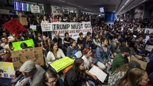 مظاهرة داخل أحد المطارات الأمريكية للتضامن مع وافدين من دول شملها قرار حظر الدخول الذي أصدره الرئيس الأمريكي ترامب