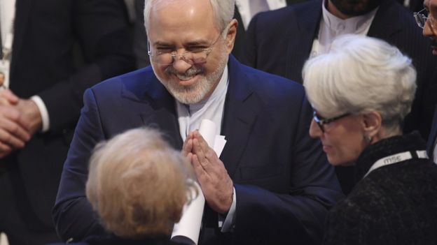آقای ظریف در حاشیه اجلاس مونیخ با مادلین آلبرایت، وزیر خارجه سابق آمریکا صحبت می‌کند