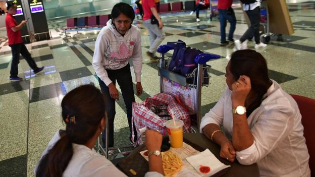 أيرين كلينيا في المطار لدى ترحيلها