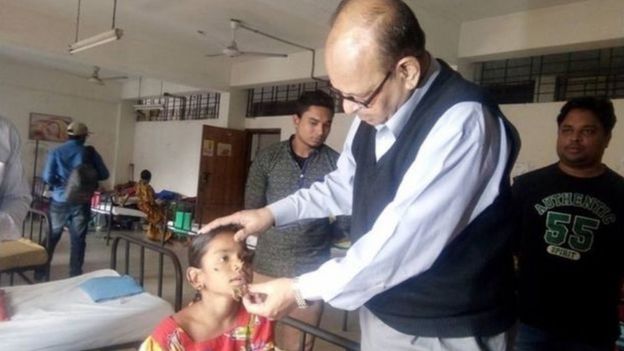সাহানকে পরীক্ষা করছেন ডাক্তার