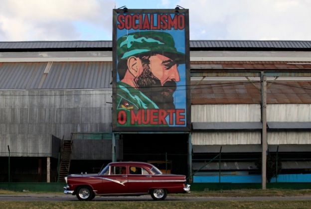 Cartel de Fidel frente a una fábrica en La Habana