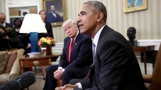 Obama está sentado junto a Trump en la Casa Blanca.