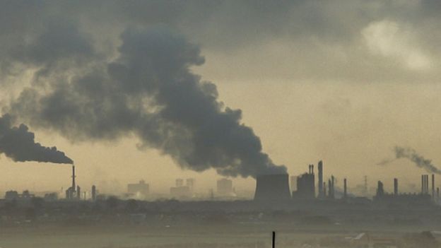 Imagem de fábricas soltando fumaça