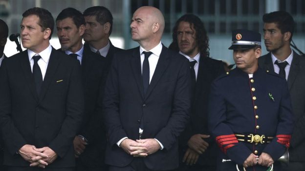 FIFA Direktörü Gianni Infantino (ortada)