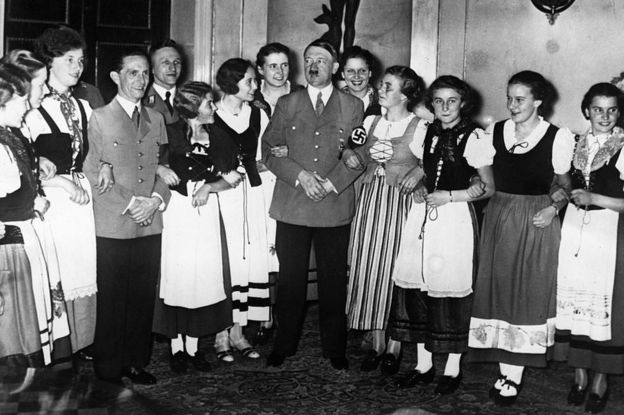 Adolf Hitler (centro) y Joseph Goebbels rodeados de mujeres del valle del Rin vestidas con el traje tradicional en 1943.