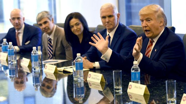 En la foto de izquierda a derecha: Jeff Bezos, Larry Page, Sheryl Sandberg, Mike Pence y el presidente Trump.