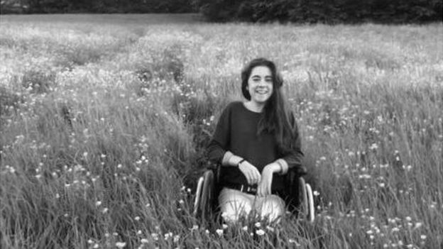 Katie Cooke en silla de ruedas