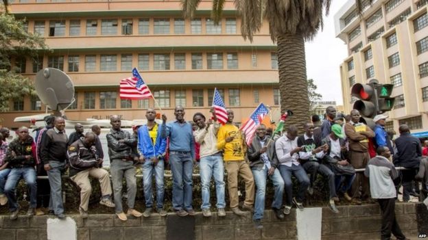 Crowds wait for US president's motorcade to pass by in Nairobi (25/07/2015)