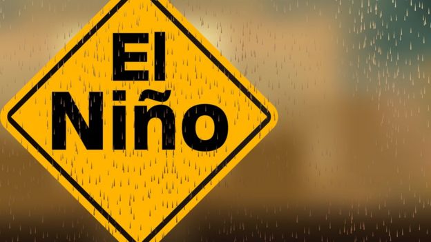 Placa com inscrição 'El Niño' sob gotas de chuva