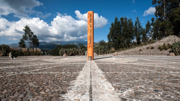 La línea del Ecuador marca la división entre el hemisferio norte y sur.