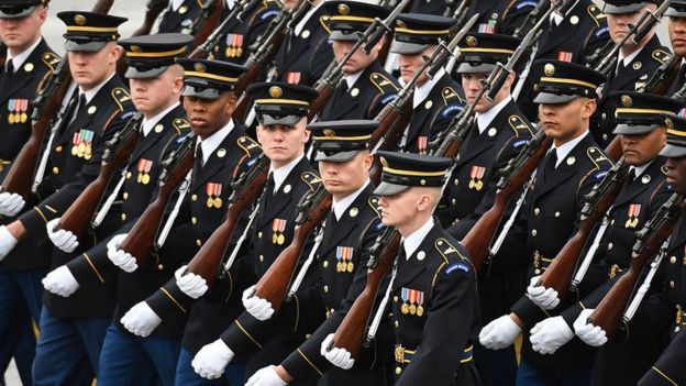 Miembros del ejército de Estados Unidos durante un desfile.