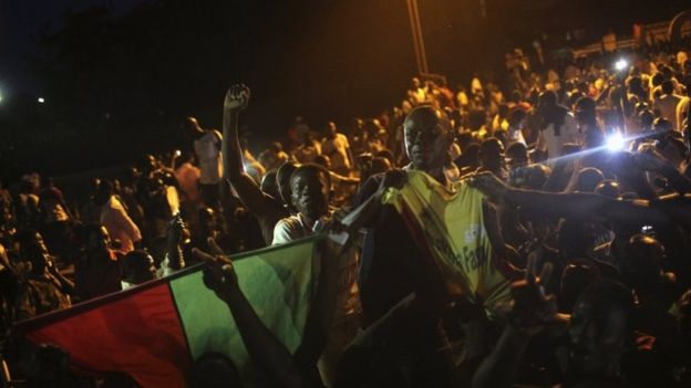 Anti-coup protesters sing the national anthem in front of the residence of Mogho Naba in Ouagadougou, Burkina Faso (21 September 2015)