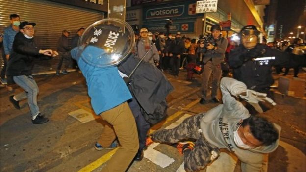 Police and public scuffle in Mong Kok, Hong Kong (9 Feb 2016)