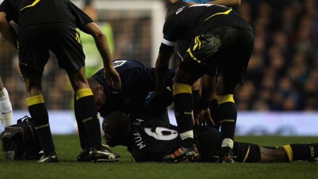 El futbolista Fabrice Muamba acostado en la cancha de juego.