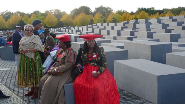 Representantes da Namíbia no Memorial do Holocausto, em Berlim