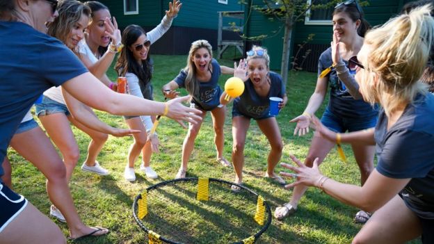Mujeres jugando