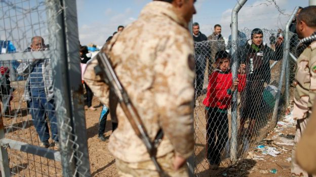 Militares e pessoas que fugiram de Mosul, no Iraque, no campo de refugiados Khazer
