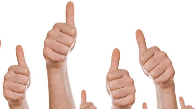 Manos con pulgar levantado
