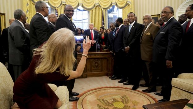 康威穿鞋跪在白宮橢圓辦公室沙發上的照片引發社交媒體風暴