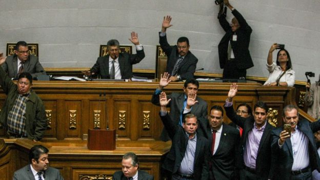 Momento en el que la Asamblea aprueba el acuerdo de este martes