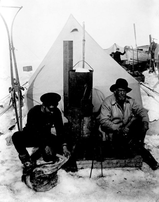 Ernest Shackleton, en campamento improvisado.