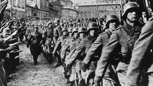 Tropas del ejército nazi en Praga durante la invasión de Checoeslovaquia en 1939