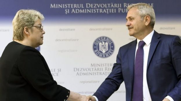 Sevil Shhaideh (left) shaking hands with Liviu Dragnea (right), the leader of PSD, in Bucharest (21 May 2015)