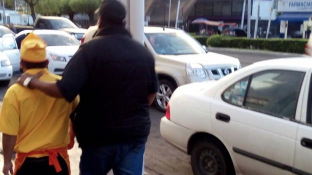 El gerente del restaurante aseguró que el agresor fue despedido.