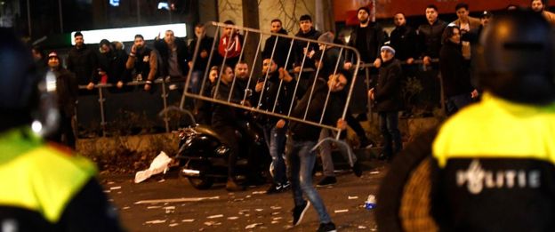 การปะทะกันของตำรวจปราบจลาจลกับผู้ชุมนุมบนท้องถนนใกล้กับสถานกงสุลตุรกีในร็อตเตอร์ดัม - มีนาคม 12, 2017