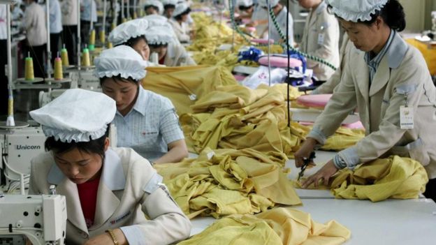 نساء كوريات شماليات في مصنعٍ للغزل والنسيج