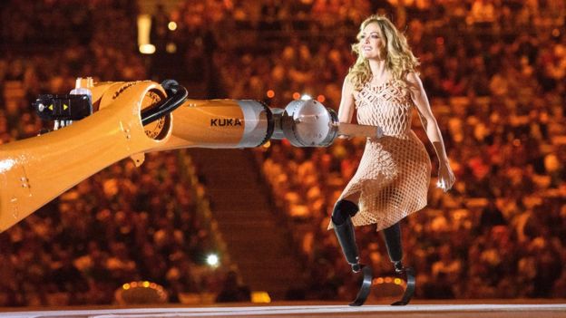 Amy Purdy junto al robot KUKA