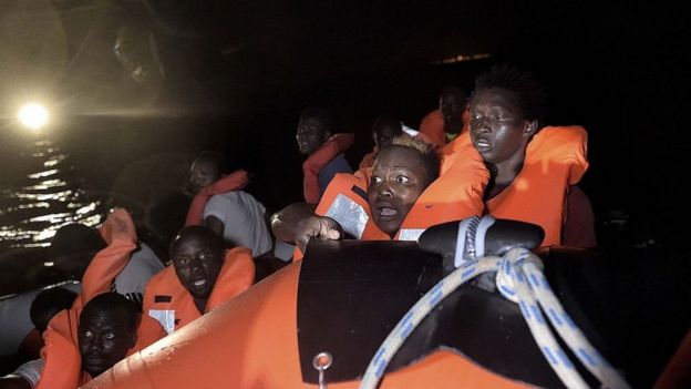 லிபியா கடற்கரைக்கு அருகே குடியேறிகள் சென்ற ரப்பர் படகு விபத்து; 17 பேர் பலி