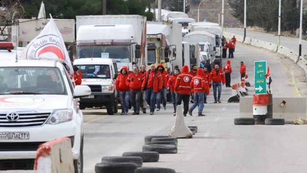 A convoy of aid from the UN, International Committee of the Red Cross and Syrian Red Crescent waits on the outskirts of besieged rebel-held Syrian town of Madaya (14 January 2016)
